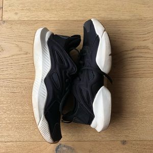 Reebok women shoes, size 8.5 Condition 9/10. Worn few times.